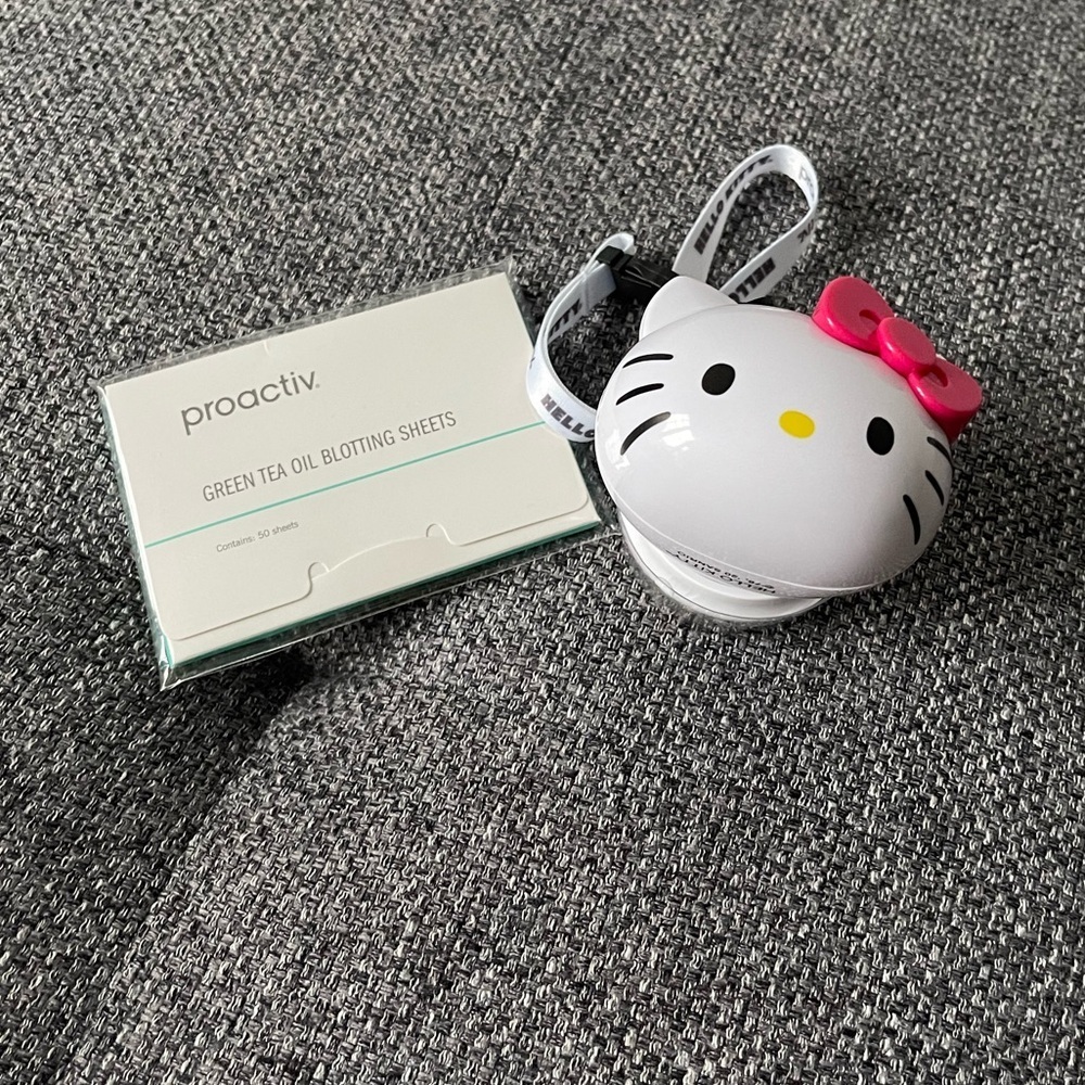 Free with purchase over $50
✨ Proactiv Hello Kitty face wash brush ✨